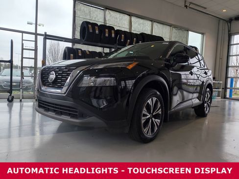 Used 2021 Nissan Rogue SV image 2