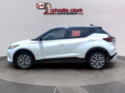 Used 2024 Nissan Kicks SV FWD image 2