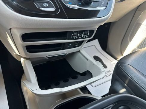 Used 2022 Chrysler Pacifica Touring-L FWD image 38