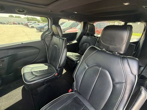 Used 2025 Chrysler Pacifica Limited FWD image 24