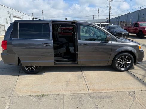 Used 2017 Dodge Grand Caravan SXT w/ Rear Park Assist Package FWD image 13