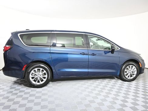 Used 2024 Chrysler Pacifica Touring-L AWD/4WD image 7