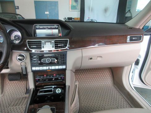Used 2014 Mercedes-Benz E 550 4MATIC Sedan image 45