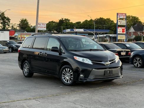 Used 2019 Toyota Sienna XLE FWD image 3