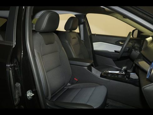 Used 2025 Chevrolet Trax LT image 27