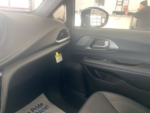 New 2026 Chrysler Pacifica Select image 38