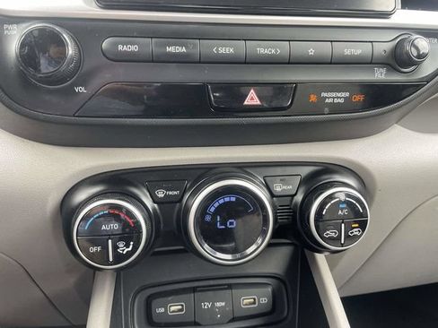 Used 2022 Hyundai Venue SEL FWD image 19