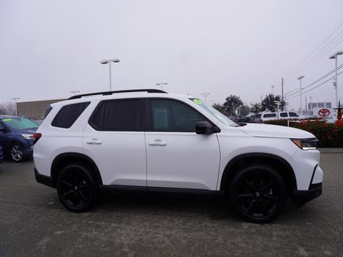 Used 2025 Honda Pilot Black Edition image 4