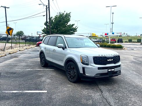 Used 2022 Kia Telluride SX w/ SX Prestige Package image 4