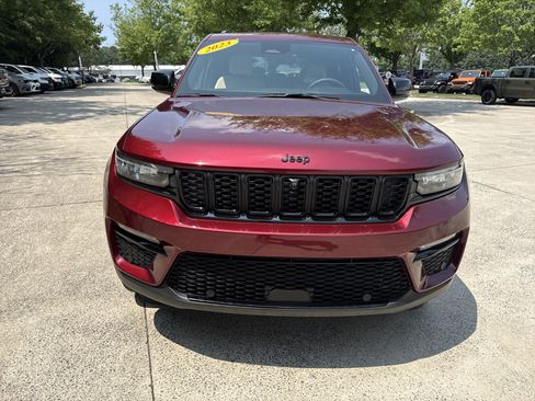 Used 2023 Jeep Grand Cherokee Limited w/ Luxury Tech Group II RWD image 2