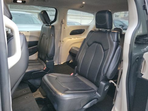 Used 2023 Chrysler Pacifica Touring-L FWD image 11