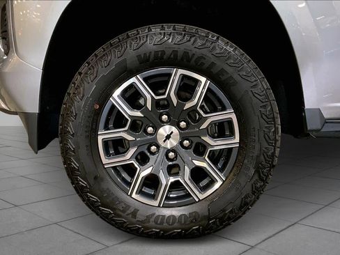 Used 2024 Chevrolet Colorado Z71 w/ Z71 Convenience Package 2 image 11