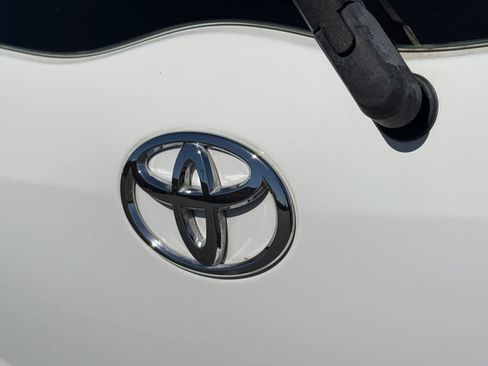 Used 2011 Toyota Yaris 2-Door Hatchback w/ Convenience Pkg FWD image 8