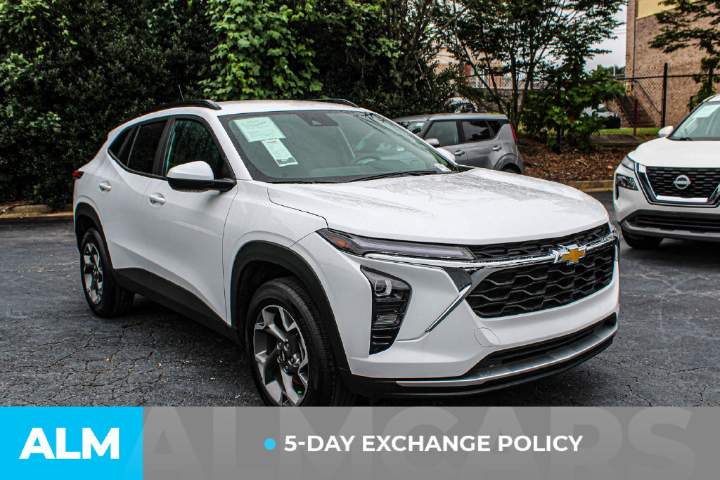 Used 2025 Chevrolet Trax LT FWD image 3