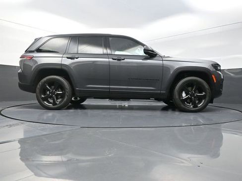 Used 2025 Jeep Grand Cherokee Limited w/ Black Appearance Package AWD/4WD image 39