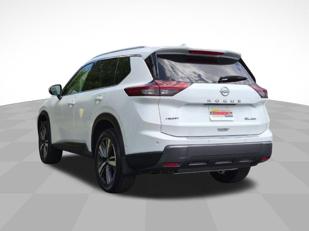 Used 2025 Nissan Rogue SL AWD/4WD image 5