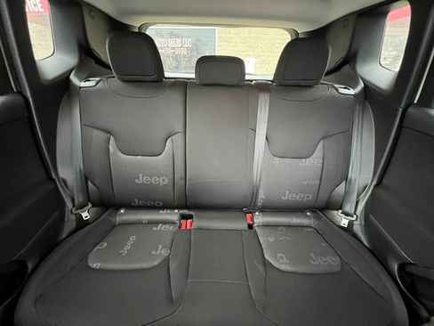 Used 2017 Jeep Renegade Latitude w/ Cold Weather Group AWD/4WD image 29
