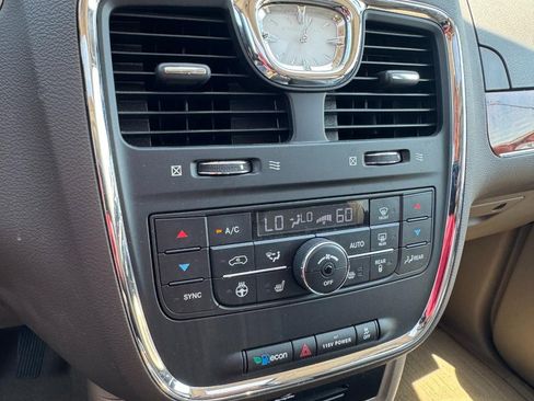 Used 2014 Chrysler Town & Country Limited w/ Luxury Group FWD image 21