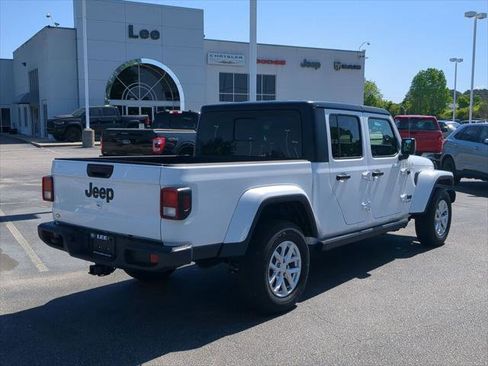 Certified 2023 Jeep Gladiator Sport AWD/4WD image 3