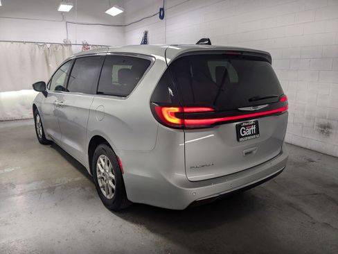 Certified 2024 Chrysler Pacifica Touring-L FWD image 9