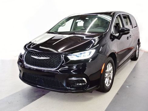 Used 2024 Chrysler Pacifica Touring-L FWD image 8