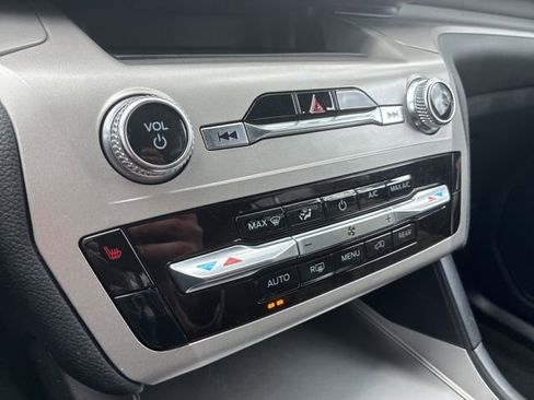 Used 2022 Ford Explorer XLT image 32