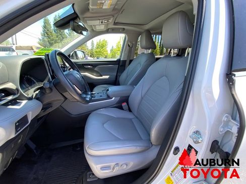 Used 2022 Toyota Highlander XLE AWD/4WD image 36