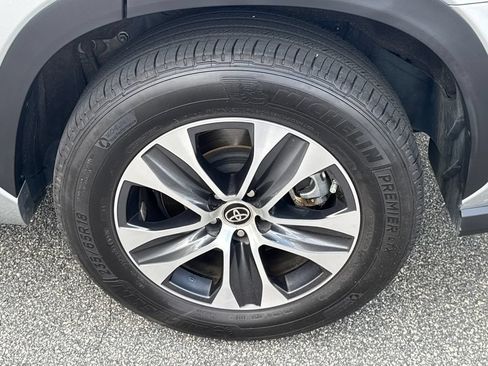 Used 2023 Toyota Highlander XLE FWD image 20