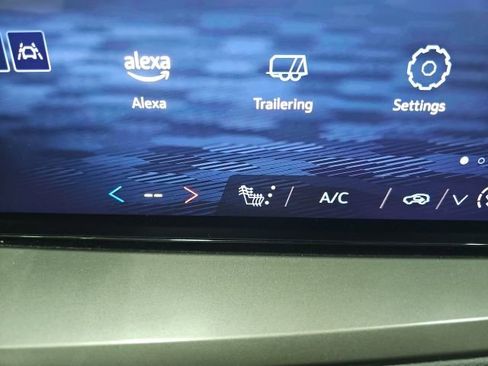 Used 2025 Chevrolet Traverse LT image 10