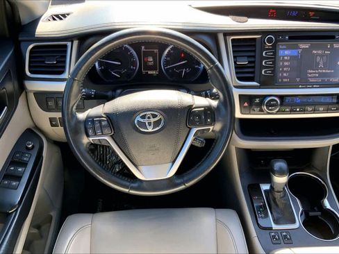 Used 2019 Toyota Highlander XLE image 6