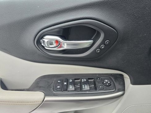 Used 2019 Jeep Cherokee Limited image 16