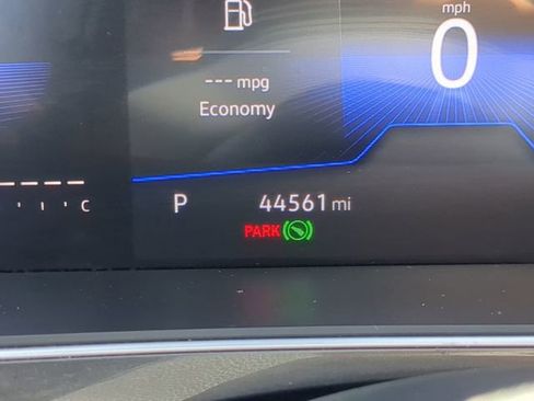 Certified 2024 Volkswagen Tiguan SE image 32