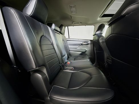 Used 2023 Toyota Highlander XLE image 27
