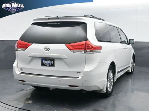 Used 2013 Toyota Sienna XLE image 7