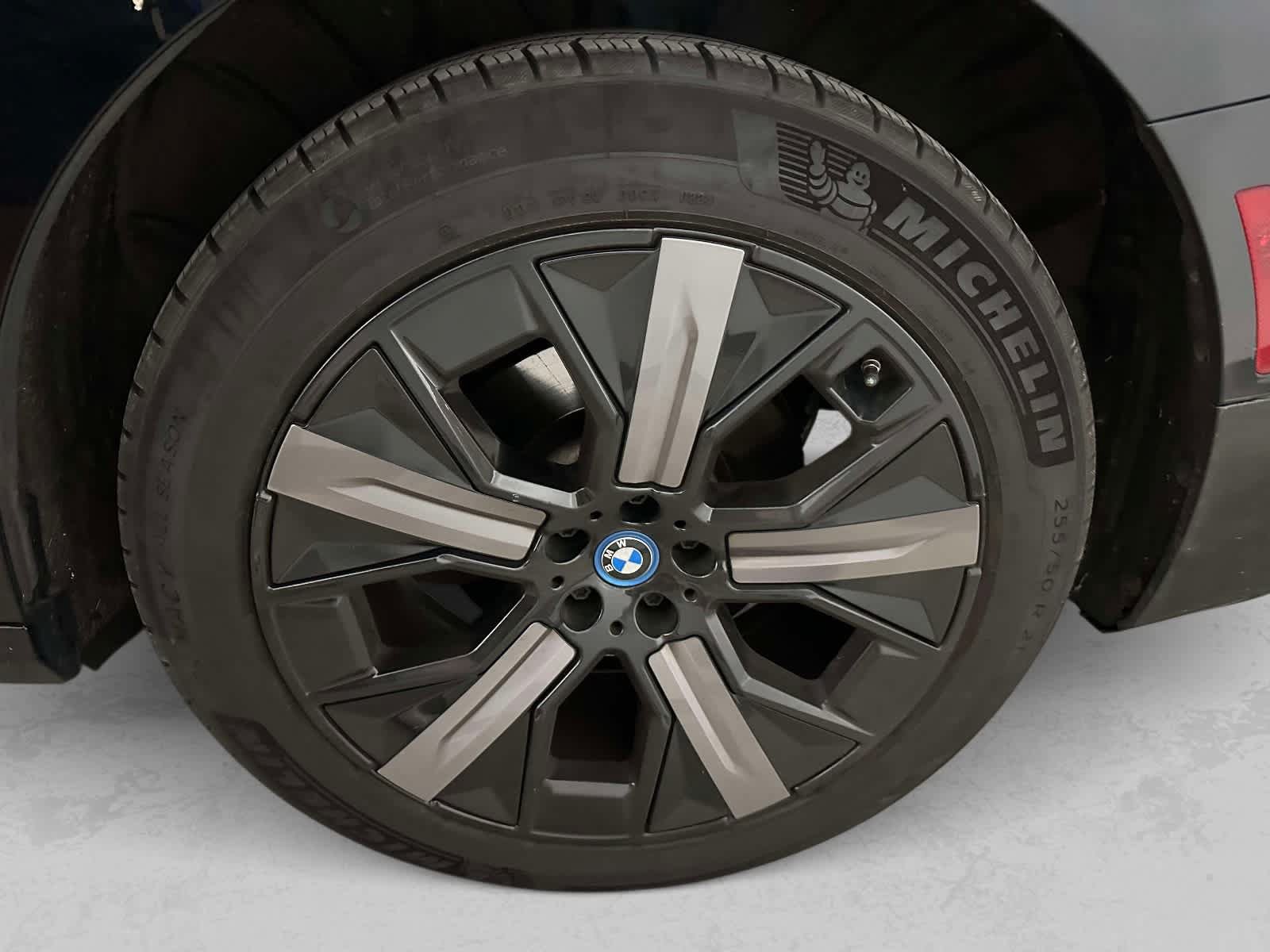 Used 2024 BMW iX xDrive50 w/ Premium Package AWD/4WD image 7