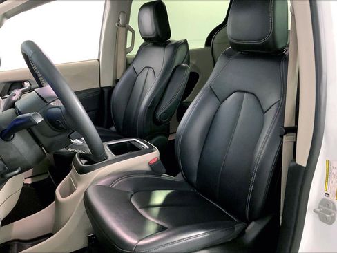 Used 2024 Chrysler Pacifica Touring-L image 22