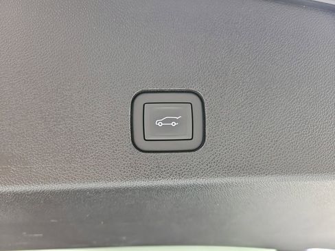 Certified 2025 Cadillac XT6 Premium Luxury w/ Technology Package FWD image 9