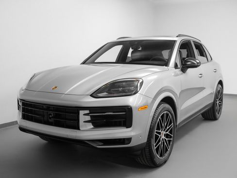 Used 2025 Porsche Cayenne image 6