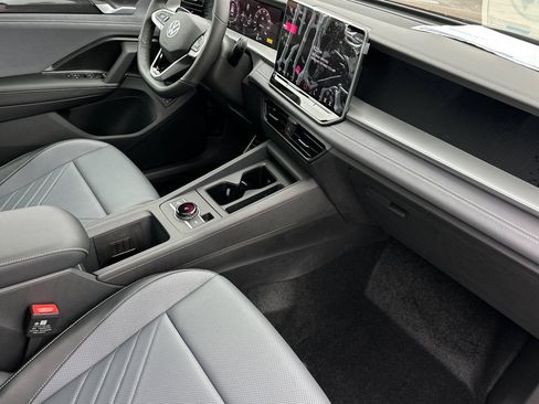 New 2026 Volkswagen Tiguan SE R-Line FWD image 16