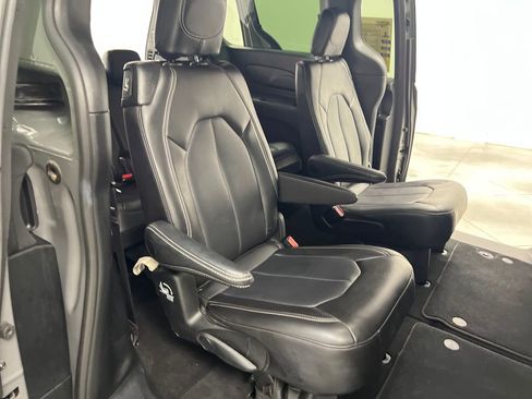 Used 2025 Chrysler Pacifica Select FWD image 21