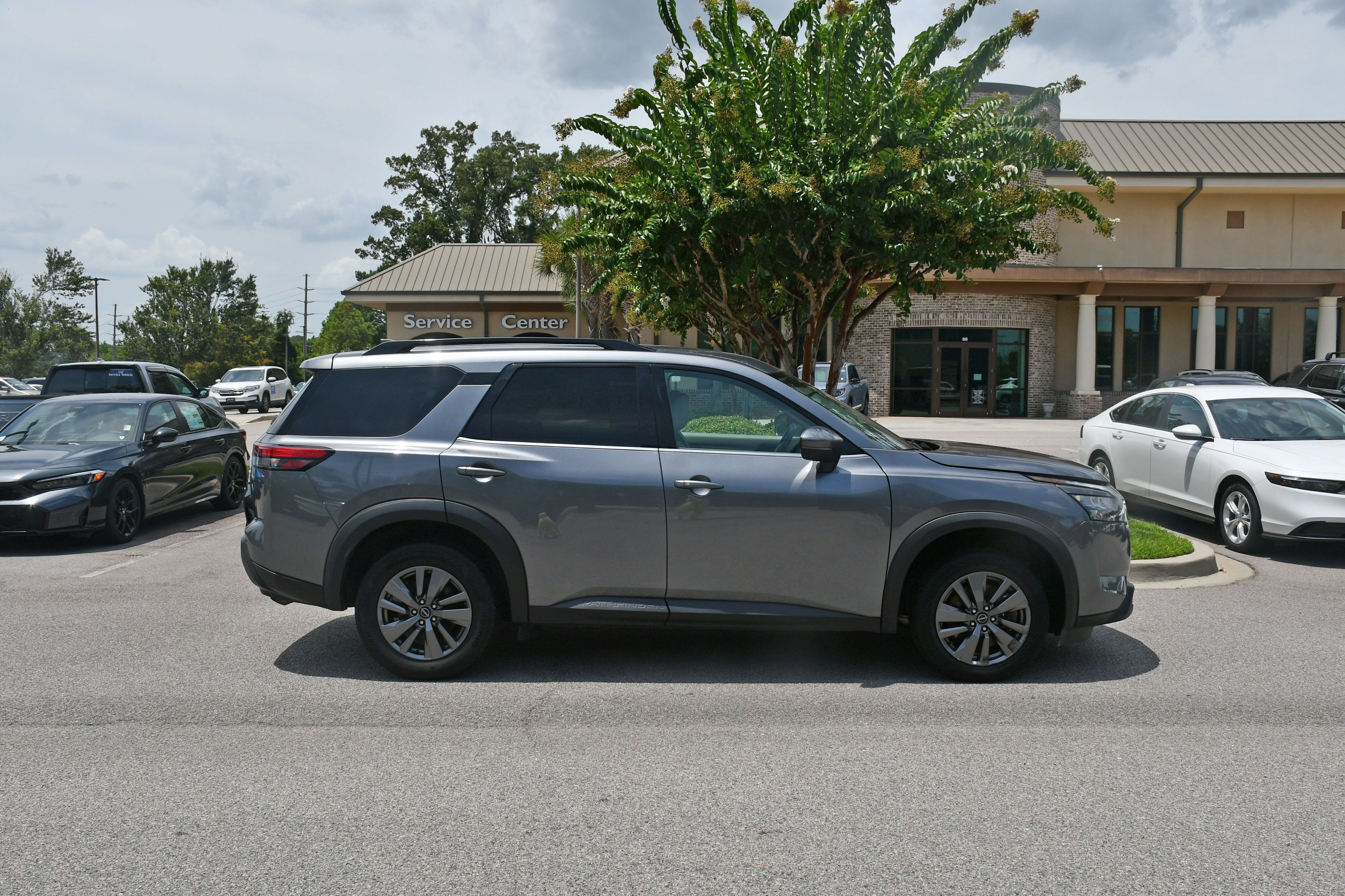 Used 2024 Nissan Pathfinder SV FWD image 5