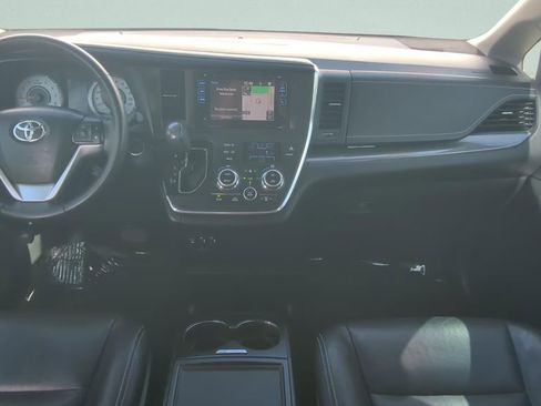 Used 2017 Toyota Sienna SE w/ SE Preferred Package image 11