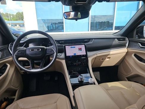 Used 2023 Jeep Grand Cherokee Limited image 16