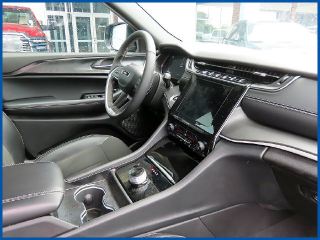 Used 2025 Jeep Grand Cherokee Altitude AWD/4WD image 6