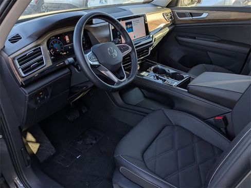 Used 2025 Volkswagen Atlas SE image 17