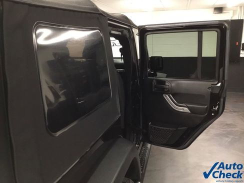 Used 2015 Jeep Wrangler Unlimited Rubicon w/ Connectivity Group AWD/4WD image 39