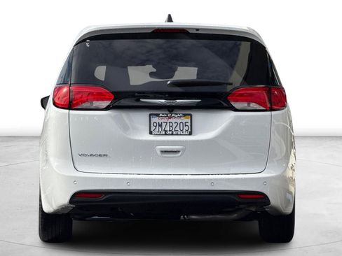 Used 2025 Chrysler Voyager LX image 5