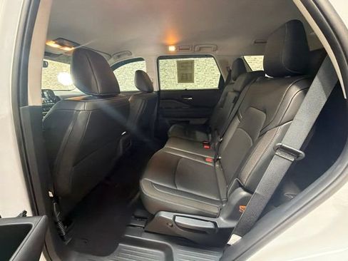 Used 2025 Nissan Pathfinder SL FWD image 15