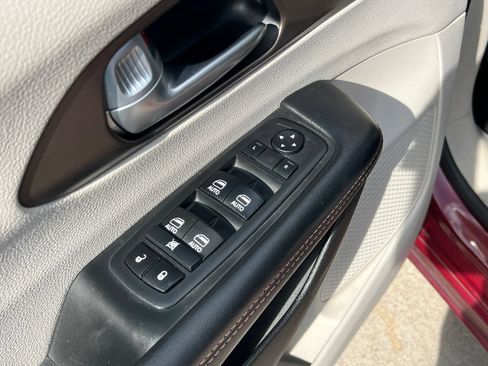 Used 2017 Chrysler Pacifica Touring-L Plus FWD image 11
