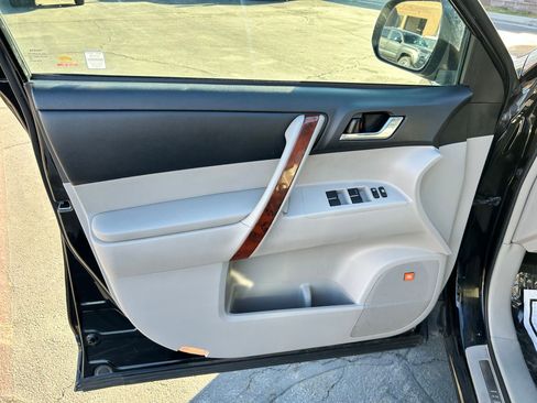Used 2013 Toyota Highlander Plus w/ Cold Weather Pkg image 9